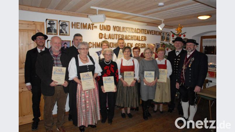 Ehrungen für langjährige Mitgliedschaft beim Trachtenverein mit Vorsitzendem Gerald Stauber (rechts), Gauvorstand Peter Kurzwart und Zweitem Vorsitzendem Markus Mehringer (links). Bild: pop