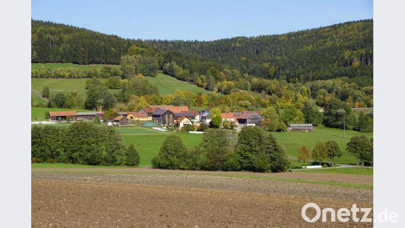 Punreuth: Etwas versteckt im Talgrund liegt Punreuth. Die Ruhe und Abgeschiedenheit wurde durch die Gemeindeverbindungsstraße von Ahornberg zur Staatsstraße 2665 bei Alm-Hofstetten beendet. Bild: bkr