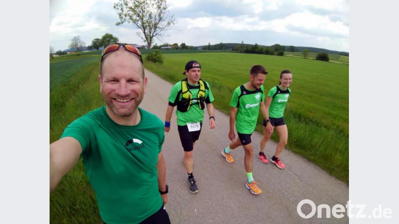 Mit Freunden läuft es sich leichter: Das steht für Markus Raab (Zweiter von links) nicht erst seit dem Landkreislauf fest. Bild: exb