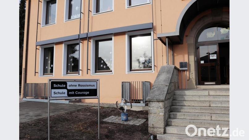 &quot;Schule ohne Rassismus – Schule mit Courage&quot;: Auf die Auszeichnung, auf die Schulleiter Wolfgang Bodensteiner stolz ist, macht ein Schild vor dem Eingang aufmerksam. Bild: jma