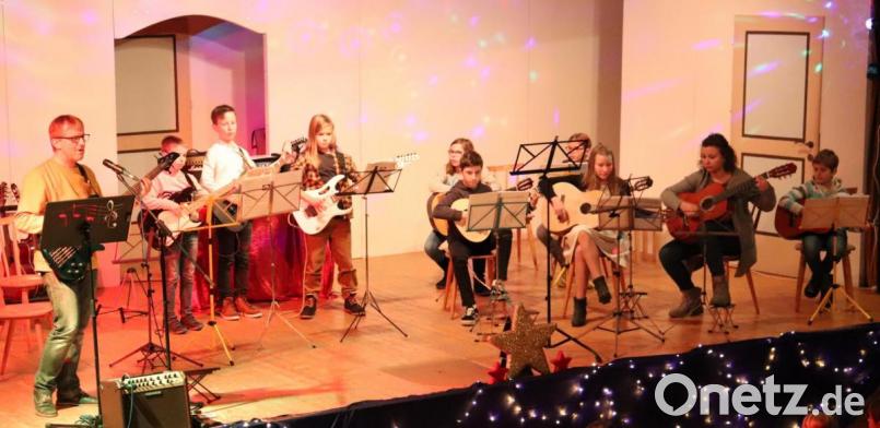 Bei &quot;Rudi, the Red Nosed Reindeer&quot; kommt neben Klassikgitarren, E-Gitarren und E-Bass auch der Spontan-Zuschauerchor zum Einsatz. Bild: myd