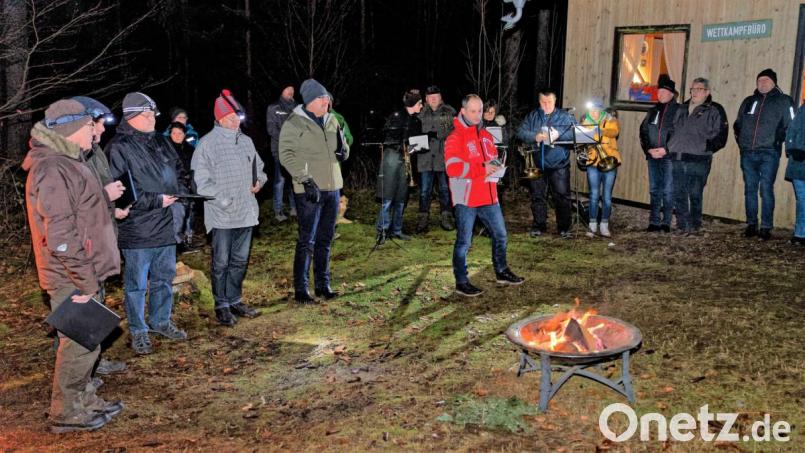 An der Feuerstelle gestalten Sänger und Musikanten die Feierstunde. Bild: tu