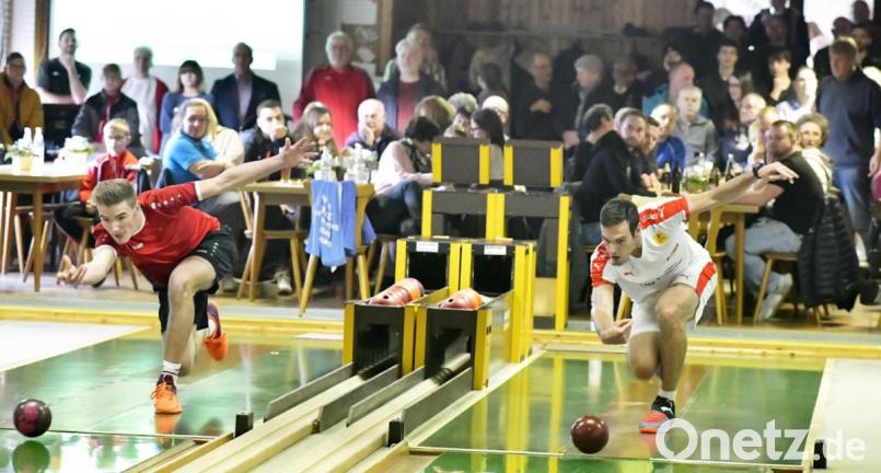 Der für Rot-Weiß Zerbst spielende Kümmersbrucker Manuel Weiß (Zweiter von rechts) und Christopher Hiltl (links daneben) von Fortuna Neukirchen in Aktion. Bild: Hubert Ziegler