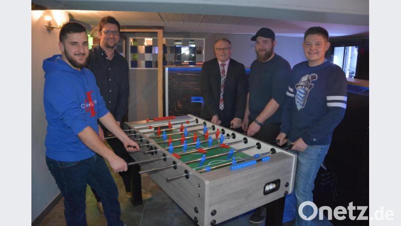 Bei einer Zusammenkunft im Jugendkeller wurde gleich der neue Kickertisch ausprobiert: (von links) Michael Schiedeck, Jugendbeauftragter Wolfgang Pötzl, Bürgermeister Max Bindl, Joseph Lindner und Maximilian Schiedeck. Bild: jr