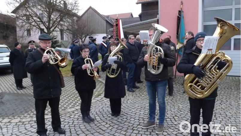 Bereits seit 1954 eröffnet die Blaskapelle Träger mit einem Weihnachtskonzert am Dorfplatz den &quot;Nationalfeiertag&quot; der Ilsenbacher und gestaltet musikalisch den Festgottesdienst. Bild: trj