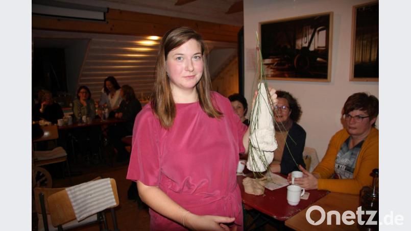 Wie man Geschenke statt mit Papier mit Stoff verpacken kann, zeigte Conny Müller, die einige Beispiele mitgebracht hatte. Bild: wro