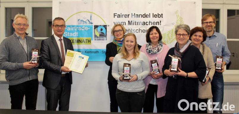 Seit 2016 ist Kemnath &quot;Fairtrade-Stadt&quot; - und wird es Dank der Rezertifizierung auch die nächsten beiden Jahre bleiben: Die Mitglieder der Steuerungsgruppe freuten sich darüber. Bild: stg