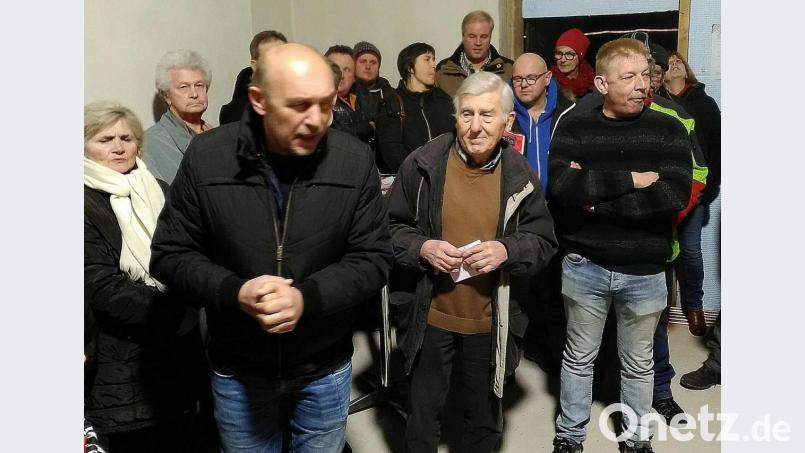 Großes Interesse beim Tag der offenen Tür im Schlachthaus. Handwerker und Besucher standen in dem 80 Quadratmeter großen Raum zusammen und lauschten gespannt den Ausführungen des Architekten Peter Haimerl , der für den Brander Gemeinderat ein dickes Lob hatte. Bild: ld