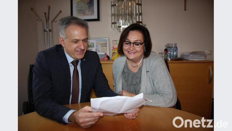 Bürgermeister Roland Grillmeier gratulierte der Vorsitzenden der Mitterteicher Tafel, Nicole Fürst, zur Auszeichnung durch das Bayerische Staatsministerium für Ernährung, Landwirtschaft und Forsten. Bild: wro