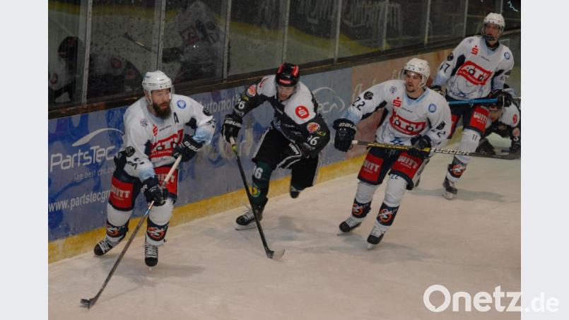 Die Blue Devils (von links Barry Noe, Chase Clayton und Adrian Klein in den weißen Trikots) holten am Samstagabend mit dem 5:3-Erfolg beim Höchstadter EC drei wichtige Punkte. Mit im Bild HEC-Akteur Anton Seewald. Bild: gb