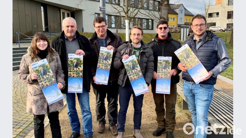 Die Verantwortlichen von CSU, FU und JU freuen sich mit Bürgermeister Ludwig Biller (Zweiter von links), dass auch 2020 alle Haushalte der gesamten Gemeinde mit den beliebten Kalendern ausgestattet werden können. Bild: exb