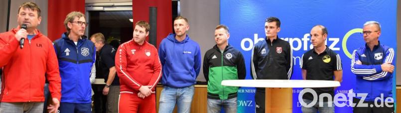 Der Oberpfalz-Medien-Cup top organisiert, die SpVgg Pfreimd ein verdienter Sieger: Trainer und Verantwortliche der teilnehmenden Mannschaften waren sich bei der Siegerehrung einig. Von links: Roland Lang (SV Grafenwöhr), Josef Dütsch (SpVgg Schirmitz), Bastian Lobinger (SpVgg Pfreimd), Andreas Scheler (SpVgg SV Weiden), Andreas Lang (SV Mitterteich), Benjamin Urban (SC Luhe-Wildenau), Markus Tusek (FC Tirschenreuth) und Markus Hofbauer (SV Etzenricht). Bild: A. Schwarzmeier