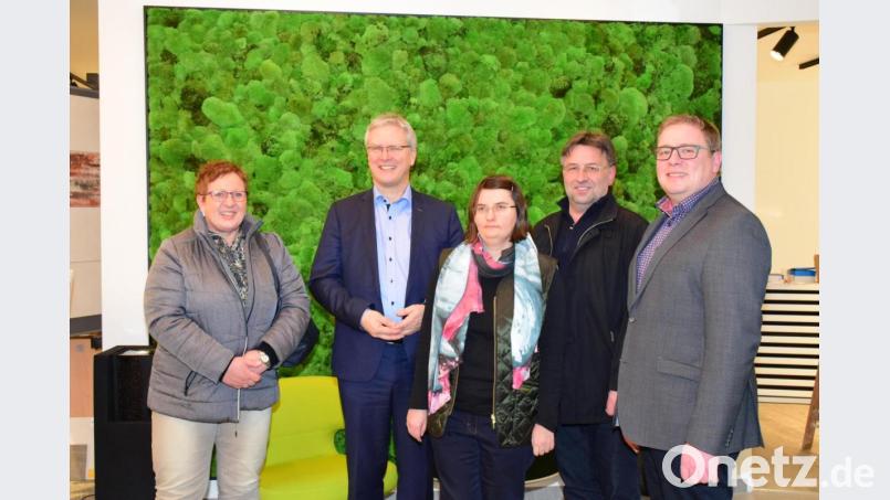 Die Vertreter der Agentur für Arbeit und des Rötzer-Ziegel-Element-Werks, Margit Heindl, Markus Nitsch, Bernhard Fröhler und Josef Brandl (von links), freuen sich mit Jelena Schmidt (Mitte). Bild: exb/Karl Drexler