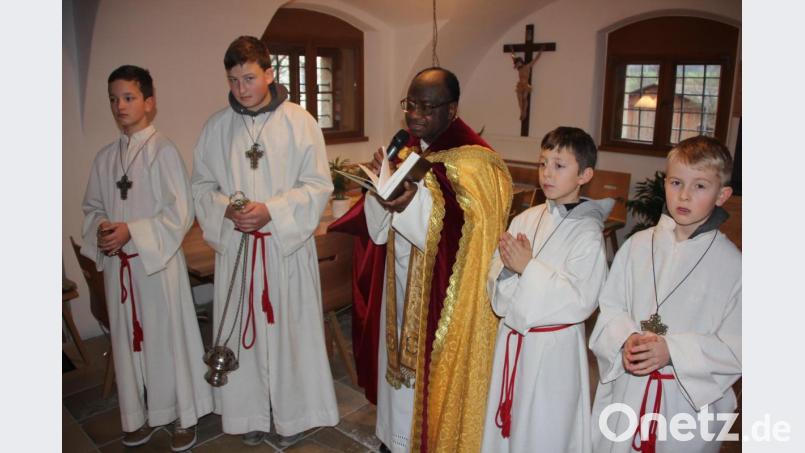 Pfarrer Charles Ifemeje segnete die sanierte Pfarrstube und die neu errichtete WC-Anlage. Bild: kro