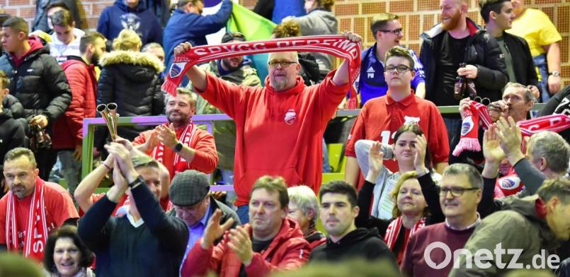 Die Fans der SpVgg Pfreimd brachten so richtig Stimmung in die Mehrzweckhalle. Bild: A. Schwarzmeier