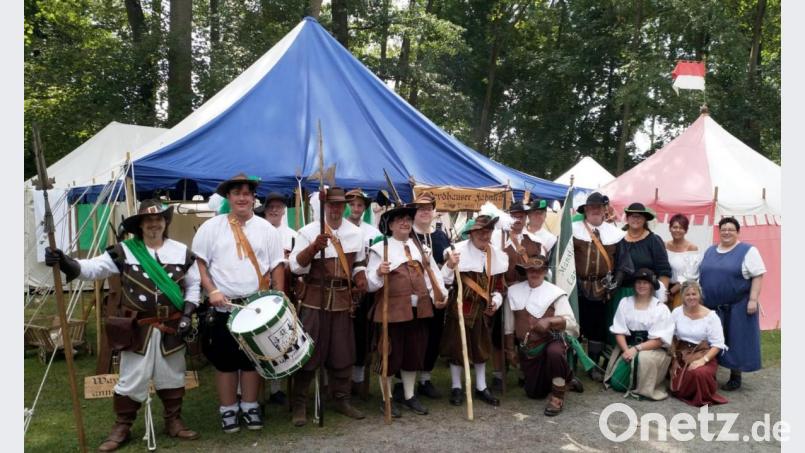 Das &quot;Weydhauser Fähnlein&quot; wird sich wieder in voller Montur zeigen. Ihm kommt unter Vorsitz von Festleiter Andreas Ringholz (links) eine entscheidende Rolle für das &quot;Friedensfest 1621&quot; im Juli 2021 zu, zumal auch Festleiterin Kerstin Wilka-Dierl (Vierte von rechts) zum festen Ensemble zählt. Archivbild: fjo