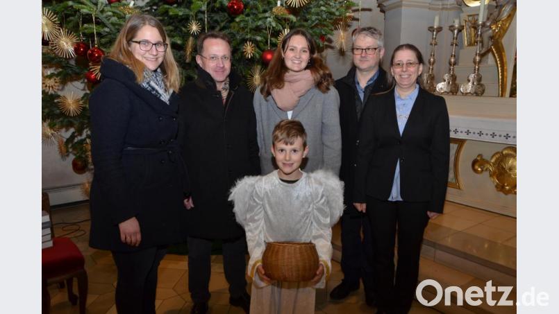 Die Mitwirkenden Lena Rötzer, Magdalena Süss, Johannes und Claudia Gruber (von links) übergeben die Spenden in Höhe von 954, 40 Euro an Dekan Alexander Hösl (Zweiter von links), der das Geld weiterleiten wird. Engel Paul (Paul Thumann), der in einem Liedstück des Kinderchors die Hauptrolle spielte, darf das Spendenkörbchen überreichen. Bild: dob