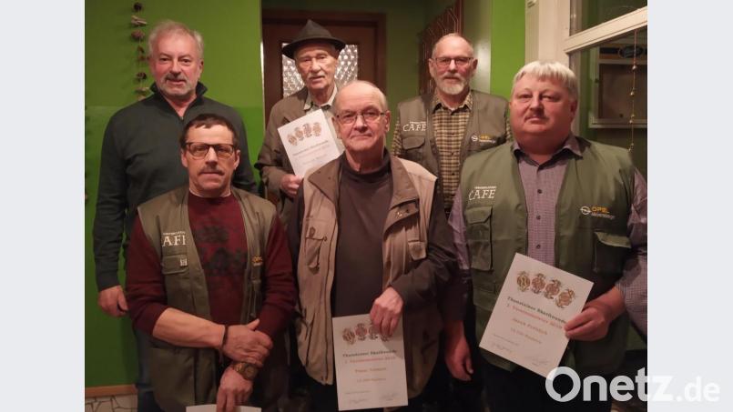 Die geehrten Skatfreunde Jacek Fröhlich, Franz Tennert, Ulrich Knoch (vorne von rechts), Engelbert Lautenschlager, Wilhelm Nirschl und Ludwig Dirscherl (hinten von rechts). Bild: dl