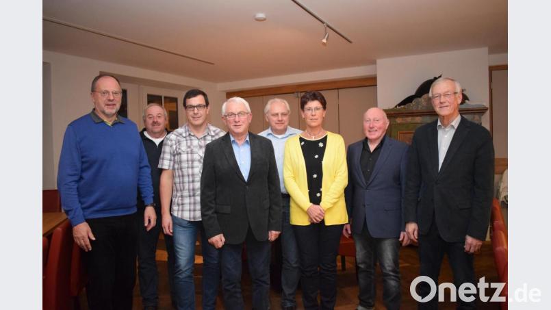 Eine bewährte Führungsmannschaft führt die ÜPW in den kommenden Wahlkampf. Kurt Koppmann (Vierter von links) wurde erneut als Vorsitzender bestätigt. Weitere Vorstandsmitglieder sind (von links): Horst Jäger, Alois Hösl, Hans-Günther Wilhelm, Max Peither, Karin Schmidbauer, Helmut Ertl und Anton Schopper. Bild: bnr
