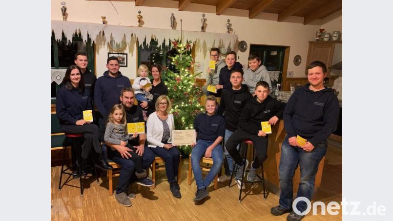 Mit einer 500-Euro-Spende bedenkt die Anglerjugend die Selbsthilfegruppe Krebskranker Kinder Amberg-Sulzbach (hinten, von links): Franziska Wallner, Lukas Schlosser, Martin Stadler, Magdalena Rauscher, Ivonne Rauscher, Luis Birner, Elias Birner und Philipp Wopperer; vorn (von links): Leonie Rauscher, Angler-Vorsitzender Mario Rauscher, SHG-Vorsitzende Petra Waldhauser, Nils Prösl, Lenny Paulus, Johannes Zach und Jugendleiter Kevin Gehringer. Bild: u