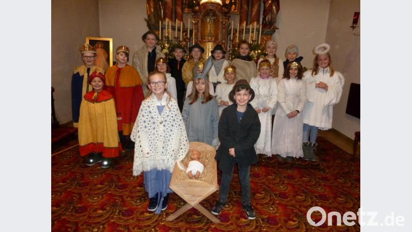 Insgesamt 19 Kinder engagierten sich beim Krippenspiel in der St.-Mätthäus-Kiche in Wurz. Die Kinder-Christmette findet immer abwechselnd in Wurz, Püchersreuth und Wildenau statt. Bild: szl