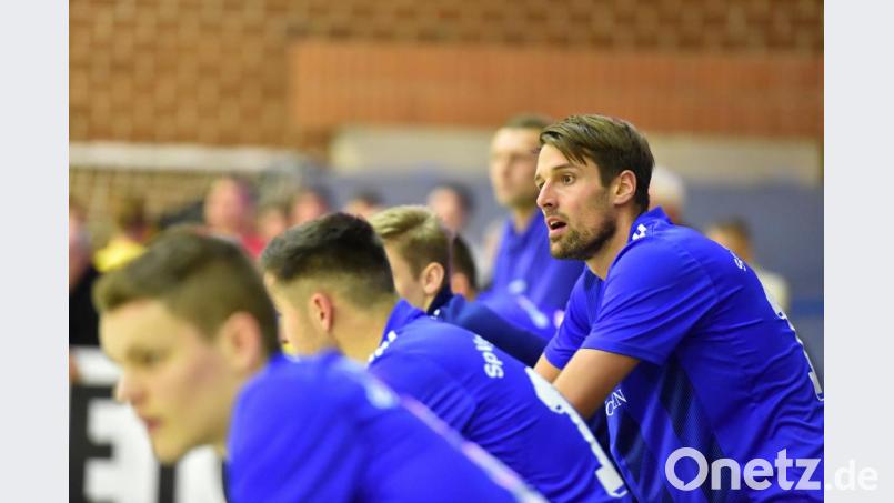 An der Finalniederlage hatten die Spieler der SpVgg SV Weiden (rechts Benjamin Werner) zu knabbern. Bild: A. Schwarzmeier