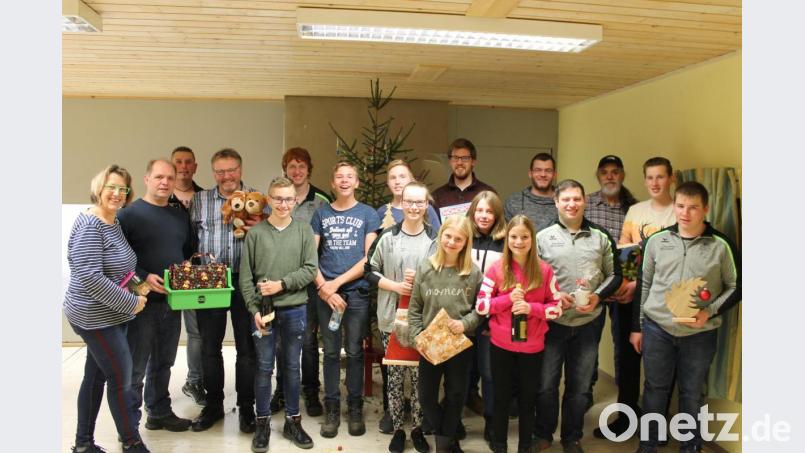 Schöne Preise erhalten die Teilnehmer des Weihnachtskugelschießens. Bild: exb