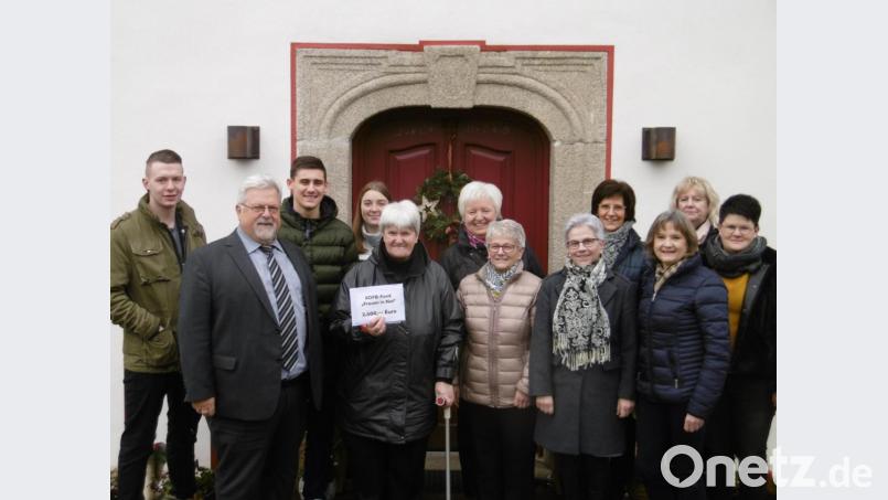 Große Freude für Brandleiderin Anni Müller aus Grünau. Spenden kommen auch von der Pfarrcaritas, von Frauenbünden der Gemeinde und Kolping Luhe. Bild: rgl