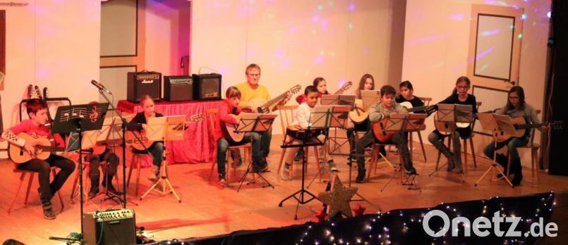 In wechselnden Besetzungen zeigen die Musikschüler ihr Können. Bild: myd