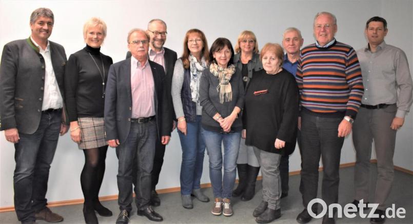 Die wertvolle Arbeit des Bürgervereins Städtedreieck mit Helmuth Wächter (Zweiter von rechts) an der Spitze würdigt Bürgermeister Edgar Knobloch in der Jahreshauptversammlung. Bei den Neuwahlen wird Christl Mößbauer (Mitte) das Amt der Schriftführerin neu übertragen. Bild: rgr