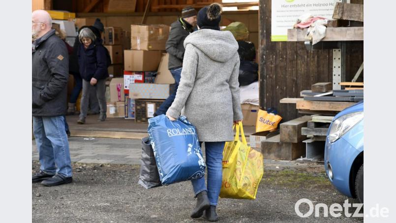 Tüten voller warmer Klamotten für frierende Flüchtlinge auf der griechischen Insel Samos: Viele Bürger beteiligten sich an der Spendenaktion. Bild: Petra Hartl