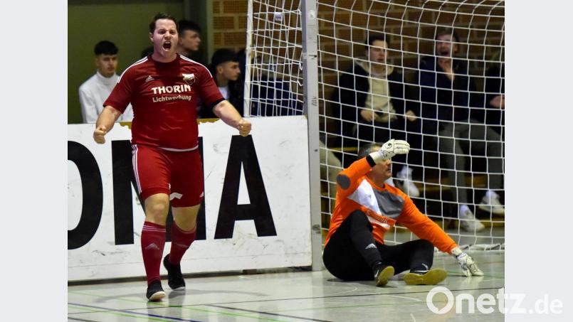 Bastian Lobinger jubelt nach seinem Siegtreffer im Finale: Mit 3:2 bezwang die SpVgg Pfreimd die SpVgg SV Weiden (rechts Torwart Jürgen Pankoff-Sosnowski) und gewann damit erstmals den Oberpfalz-Medien-Cup. Bild: A. Schwarzmeier