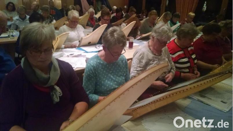 Mit großartigem Elan sind die Musiker bei jedem Auftritt bei der Sache. Sie spielen sowohl als Orchester als auch in Kleingruppen und Spielkreisen. Bild: kwl