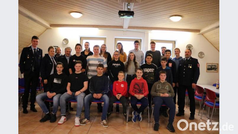 Die engagierte Feuerwehrjugend mit (von links): Jugendwart Jürgen Leißner, Vorsitzende der FFW Achtel, Rita Hafner, KBM Michael Schmidt, KBI Hans Sperber und Jugendwart Klaus Renner. Bild: Jürgen Leißner