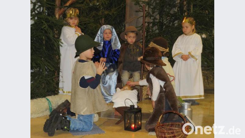 Die Hirten sehen sich das neugeborene Christuskind in der Krippe an. Bild: adj