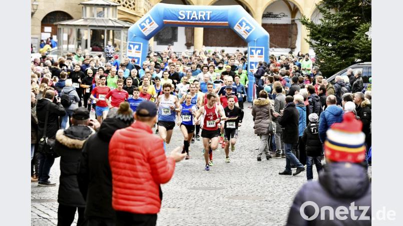 Das alte Jahr auslaufen lassen – dieses Motto nehmen in diesem Jahr wieder zahlreiche Sportler beim Silvesterlauf in Amberg wörtlich. Start und Ziel ist vor dem Rathaus am Marktplatz. Bild: Hubert Ziegler