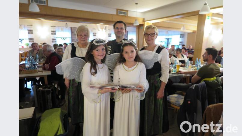 Monika Fink, Roland Küffner, Sieglinde Wick (hinten, von links) und die beiden Weihnachtsengel Lina Schwarzbauer und Sophia Sporrer (vorne, von links) gestalteten den besinnlichen Teil des Wirthaussingen in Kötzersdorf. Bild: jzk