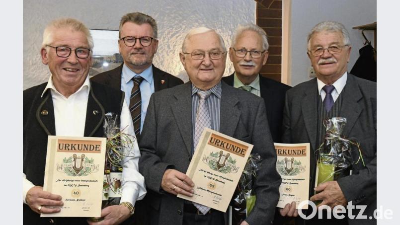 Ehrungen beim MGV Rosenberg mit (von links) Hermann Kederer, Michael Göth, Willi Morgenschweis, Helmut Fischer und Franz Regner. Bild: Petra Hartl