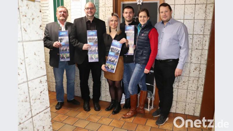 Den Kalender von CSU, Frauen-Union und Junger Union für das Jahr 2020 präsentieren (von links) Josef Fütterer, Bürgermeisterkandidat Max Schwärzer, Cornelia Träger, Andreas Eckert, Susanne Reithmayer und CSU-Ortsvorsitzender Andreas Reindl. Bild: is