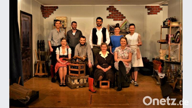 Freuen sich über eine gelungene Premiere (stehend, von links): Tobias Gnan als Harri, Regisseur Christian Gnan, Kilian Falk als Wirt, Selina Dorner als Frieda und Bettina Kummer als Kuni; sitzend (von links): Elisabeth Falk als Hedi, Thomas Kummer als Buckl, Corinna Falk als Mausi und Meike Birner als Mucki. Bild: fdl