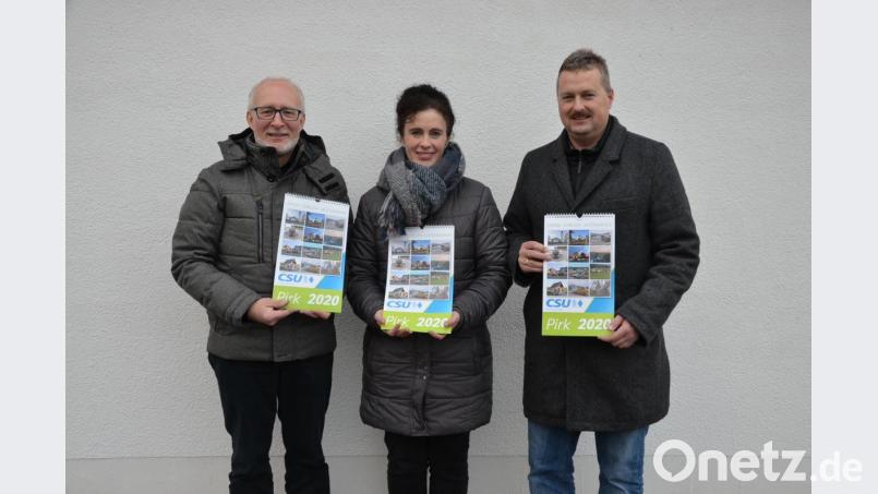 CSU-Ortsvorsitzender Dieter Schwab, Schatzmeisterin Tanja Hilburger und CSU-Bürgermeisterkandidat Tobias Forster (von links) helfen beim Verteilen des Familienplaners. Bild: hme