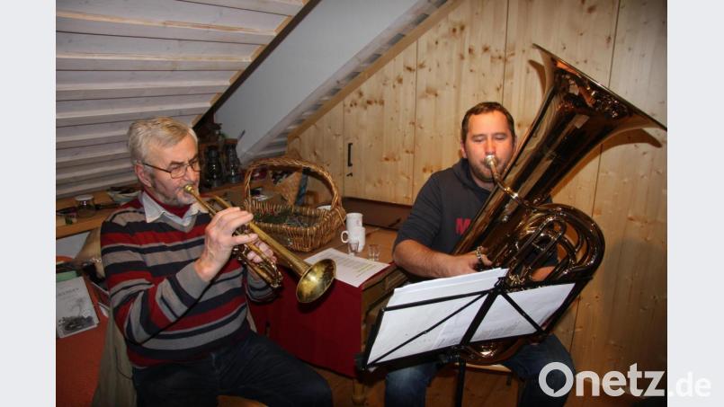 Simon Rauch und Richard Schlösser (von rechts) begleiteten den Abend mit ihren Instrumenten. Bild: wro