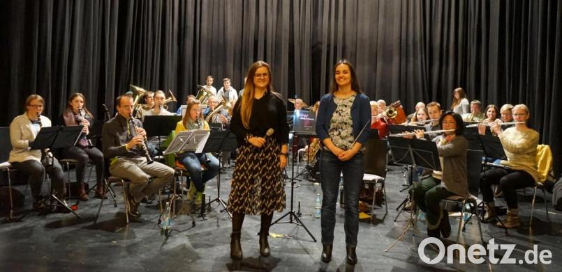 Moderatorin Daniela Pöhlmann und Dirigentin Sabrina Hinze (von links) stehen mit ihren Musikern in den Startlöchern für die beliebten Neujahrskonzerte der Marktredwitzer Blasmusik. Bild: abi