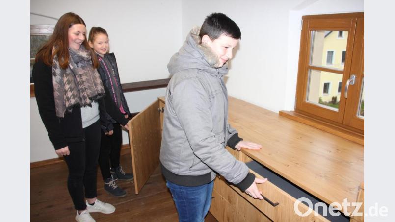 Die Gäste besichtigten nach der Segnung die Pfarrstube und den Dachboden des sanierten Anbaus. Bild: kro