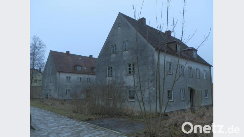 Diese beiden ehemaligen Wohnhäuser in Nesuorg sollen 2020 abgerissen und die Grundstücke in der Luisenburgstraße einer entsprechenden NAchnutzung zugeführt werden Bild: obe