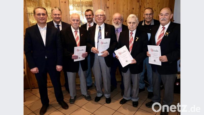 Ehrungsabend beim Gesangverein Traßlberg (von links): Zweiter Bürgermeister Hermann Böhm, Landrat Richard Reisinger, Hans Zintl (70 Jahre Mitglied), Vorsitzender Richard Neudecker, Johann Flierl (40), Adolf Gassner (Vorsitzender der Sängergruppe Amberg), Ernst Grabinger (60), Ludwig Donhauser (40) und Wolfgang Kusikowski (25). Bild: usc
