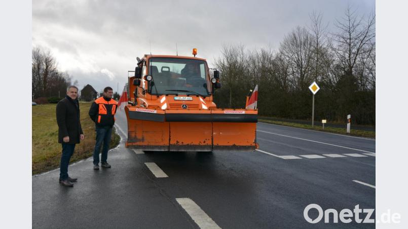 Bürgermeister Roland Grillmeier und Bauhofleiter Wolfgang Stark (von links) informierten über zusätzliche Aufgaben für den städtischen Winterdienst durch die Übernahme der innerörtlichen Staatsstraße 2176. Am Steuer das Fahrzeugs saß Christoph Härtl. Bild: jr