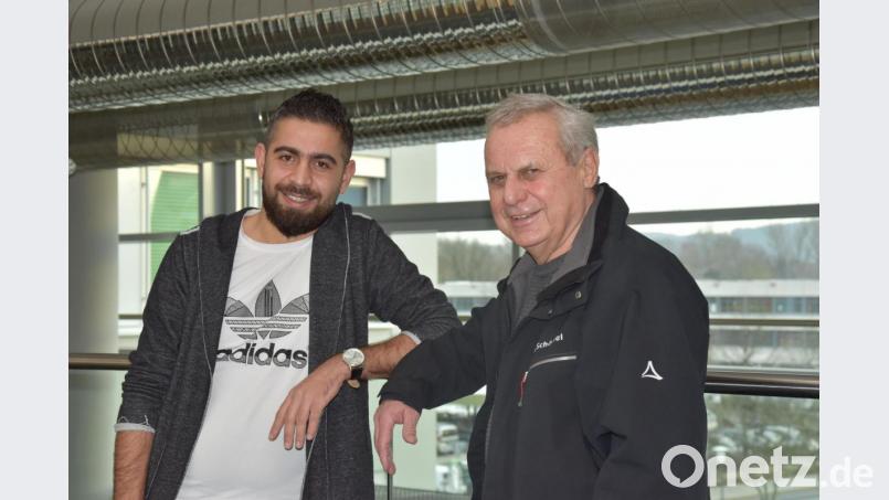 Mervan Golin und sein ehrenamtlicher Betreuer Manfred Praller. Der 32-Jährige aus Aleppo wohnt mit seiner Familie am Hammerweg. Sein Ziel: finanzielle Unabhängigkeit vom Staat. Bis das komplett soweit ist, wird es noch drei Jahre dauern. Er absolviert eine Lehre zum Einzelhandelskaufmann. Bild: ca