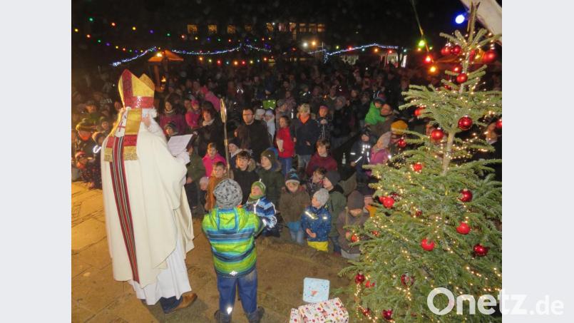 Viele Gäste lauschten dem Nikolaus. Bild: adj