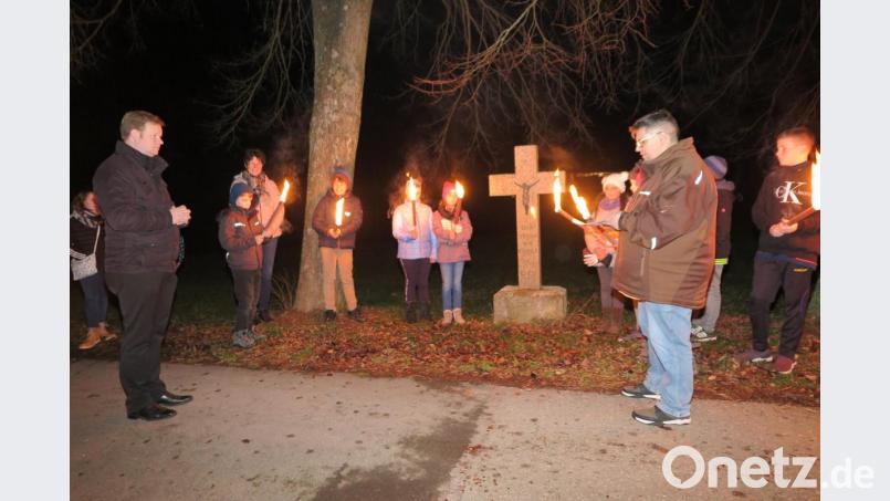 Pfarrer Thomas Kraus und Gemeindereferent Jochen Gößl (rechts) gestalteten die adventliche Andacht am Feldkreuz. Bild: jzk